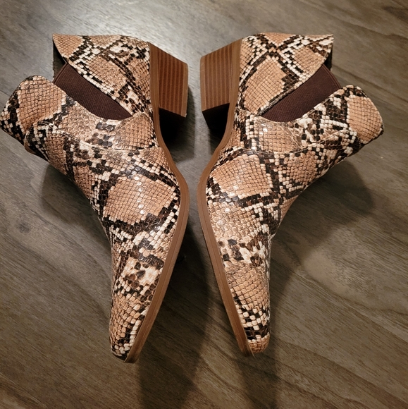 Qupid Shoes - Snake skin booties